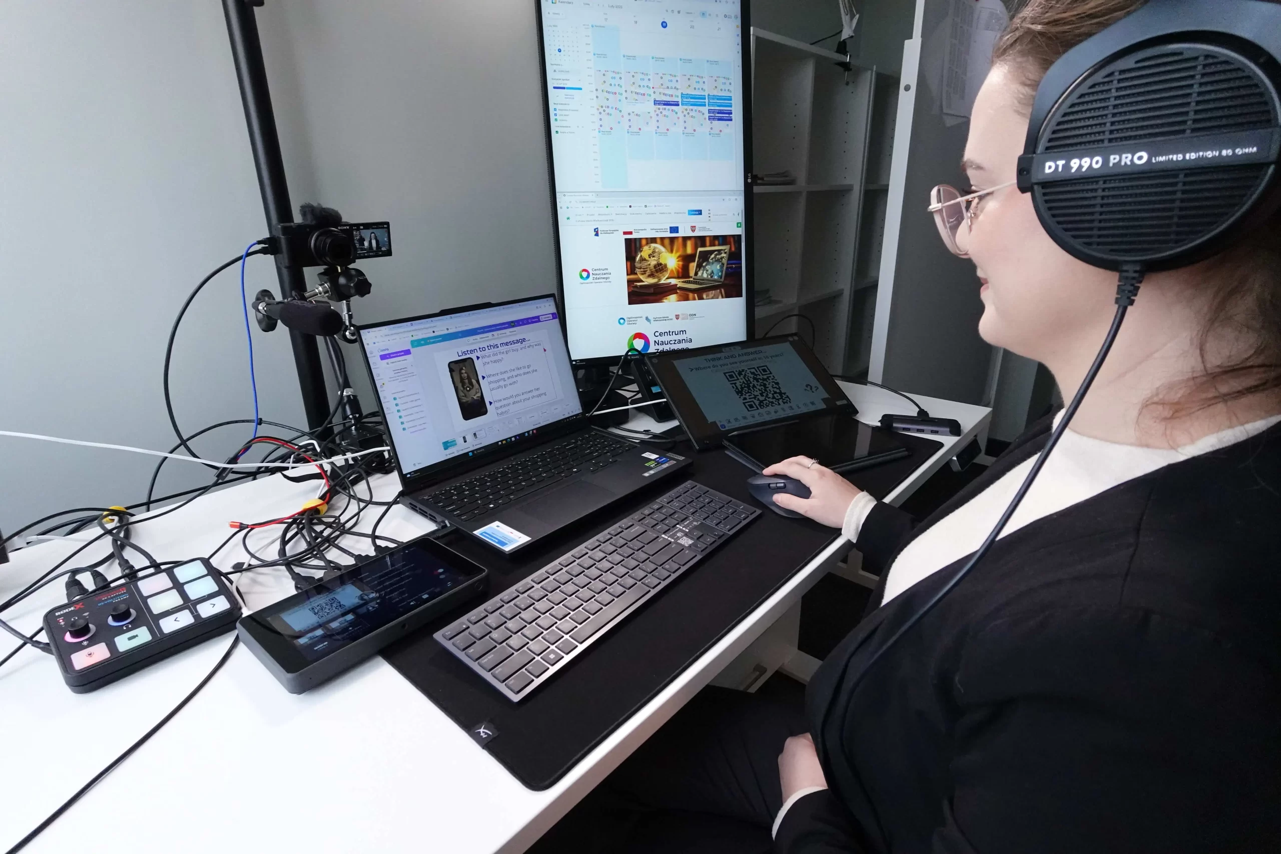 Korzystanie z nowoczesnych technologii, umiejętność sprawnego poruszania się po cyfrowym świecie i uczenia się z wykorzystaniem całej dostępnej wiedzy świata dziś w procesie edukacji nazywa się kompetencjami kluczowymi. Szkoła staje się miejscem, którego nie ograniczają fizyczne ściany klas. Punktem, do którego w czasie rzeczywistym spływać może wiedza z dowolnego miejsca na świecie. Albo oknem, przez które wirtualnie zajrzeć można wszędzie, gdzie poniesie nas wyobraźnia