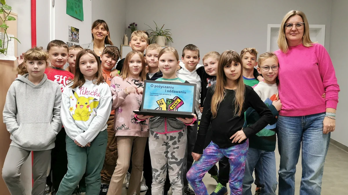 Aleksandra, Wiktoria, Amelia, Borys, Stanisław, Maksymilian, Tymoteusz, Julian, Tymoteusz, Wanda, Wojciech, Zofia, Grzegorz, Grzegorz, Feliks, Agata, Maja, Mia, Jerzy, Cyprian, Michał, Tymoteusz, Emilia oraz panie Magdalena Kozica i Agnieszka Nowaczyk z klasy 3B w Szkole Podstawowej Specto w Poznaniu. Fot. fundacja Ogólnopolski Operator Oświaty